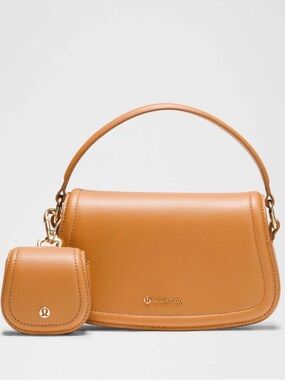 Lululemon Leather Alternative Mini Bag 1.2L
Chestnut Brown / Gold